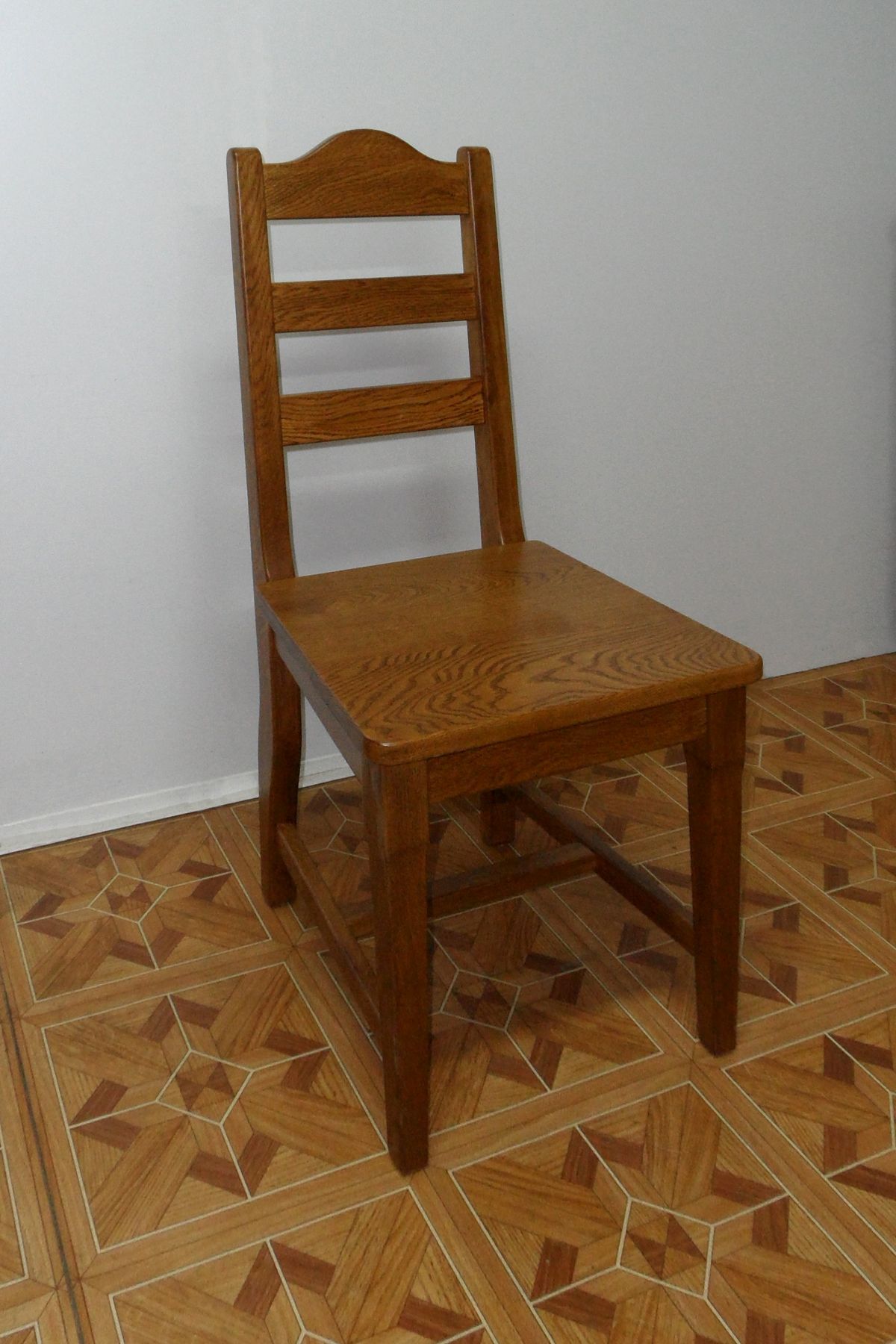 Stylowe krzeso drewniane 11